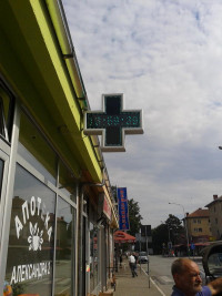 apotekarski krst 80x80cm sa jednim redom dioda i displejem u sredini