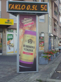 Totem sa stranicama od prosvetljenog Back light vinil platna sa štampom u kombinaciji sa žutim led diplejem
